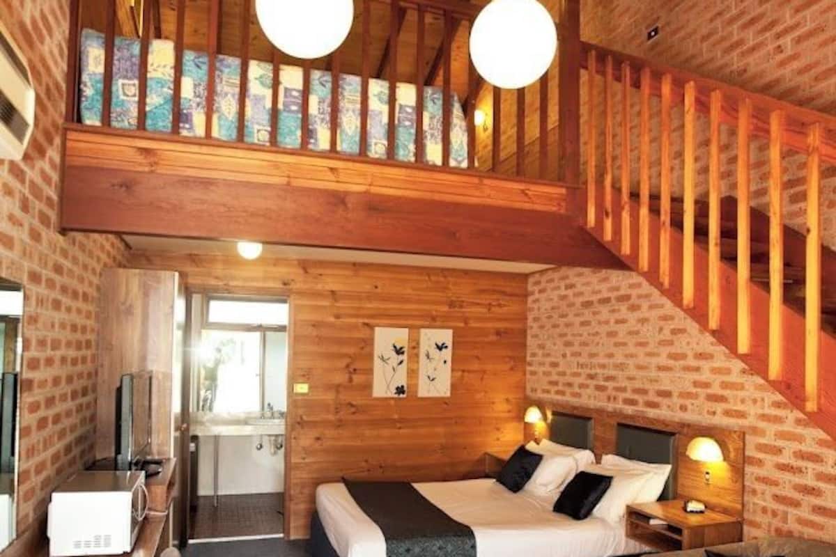 Escritorio, espacio para trabajar con laptop y wifi gratis