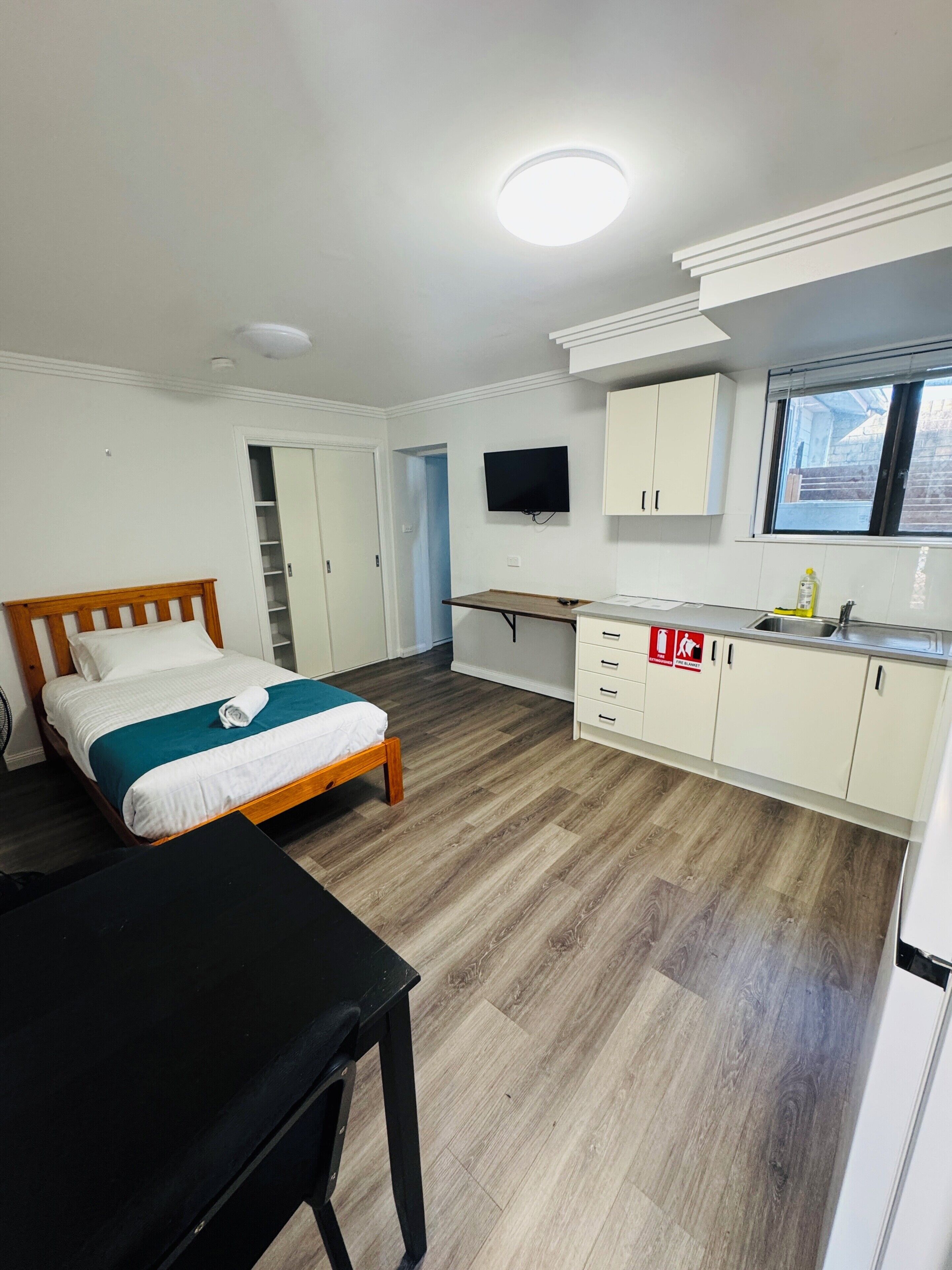 Deluxe Twin Room | Living area | 32-inch Smart TV with digital channels