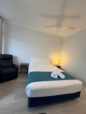 Desk, laptop workspace, free WiFi - Pacific Motel (Taree)