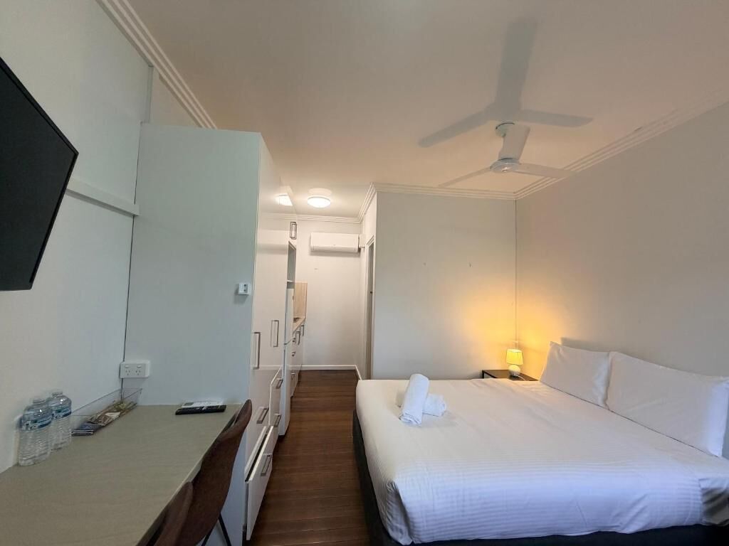 Escritorio, espacio para trabajar con laptop y wifi gratis 