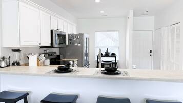 Jääkaappi, mikroaaltouuni, uuni, liesi