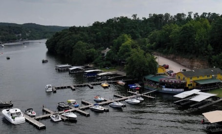 Marina. Sunset Vibes Retreat – Lakefront 2BR Condo w/ Pool, No Pets Allowed, Near Ozarks Amphitheater
