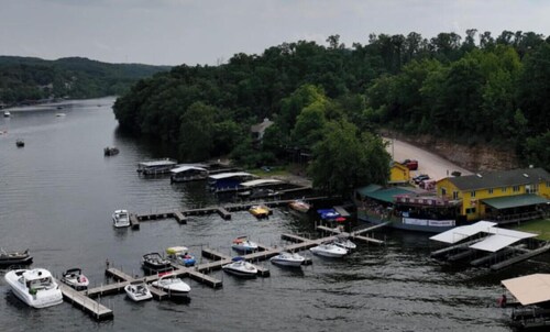 Sunset Vibes Retreat – Lakefront 2BR Condo w/ Pool, Pet Friendly, Near Ozarks Amphitheater