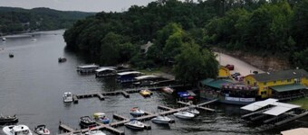Sunset Vibes Retreat – Lakefront 2BR Condo w/ Pool, Pet Friendly, Near Ozarks Amphitheater