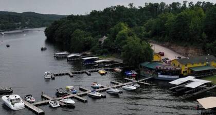 Sunset Vibes Retreat – Lakefront 2BR Condo w/ Pool, Pet Friendly, Near Ozarks Amphitheater