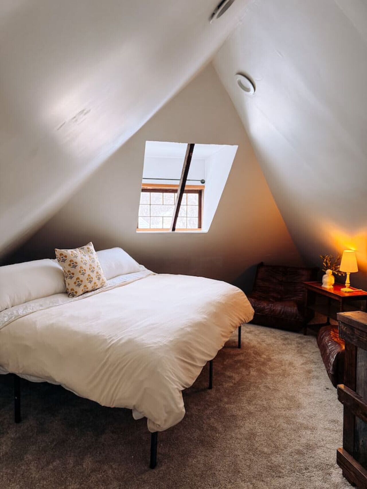 Desk, iron/ironing board, WiFi, bed sheets