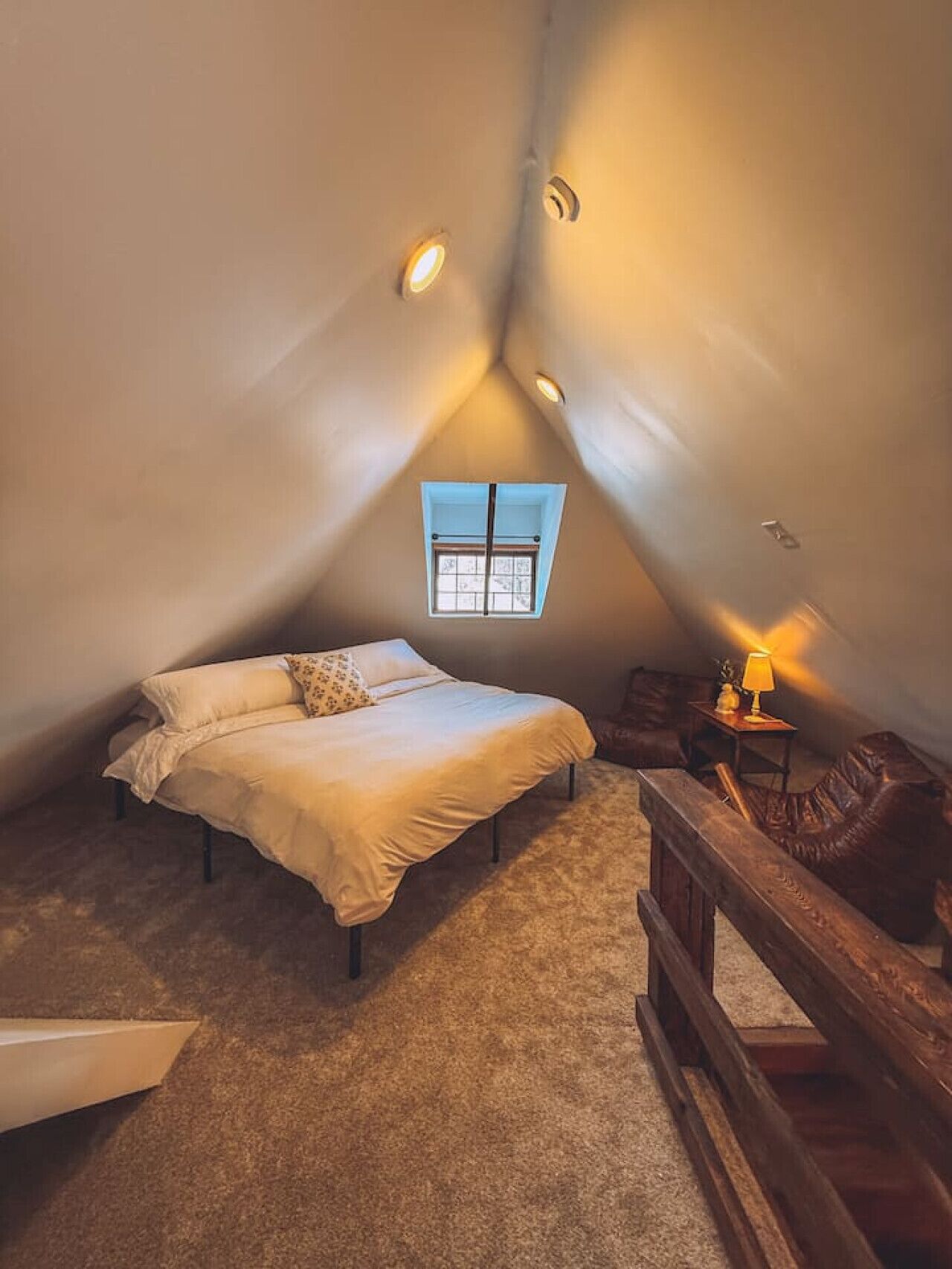 Desk, iron/ironing board, WiFi, bed sheets