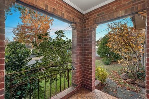 Property grounds - Convenient & Cosy Home in Camberwell (Camberwell)