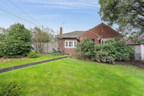 Exterior - Charming Cozy Home Near Local Shops & Chadstone SC (Camberwell)