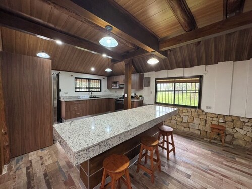Cabin immersed in nature - Private Hiking Trail - 3 BR - Fireplace - Peaceful