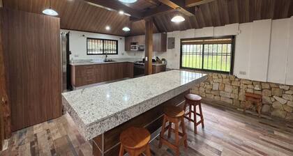 Cabin immersed in nature - Private Hiking Trail - 3 BR - Fireplace - Peaceful