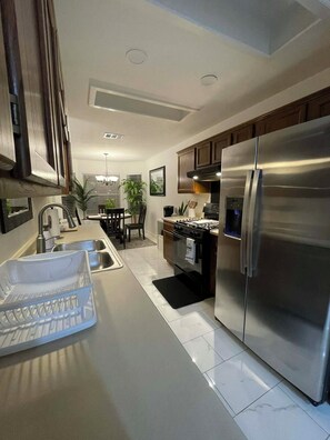 Kylskåp, mikrovågsugn, ugn och spishäll