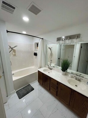 Hair dryer, towels, soap, shampoo - Cozy South Austin 3BR with Spacious Backyard Perfect for Relaxing & Entertaining (Austin)