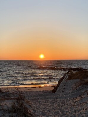 Beach - Steps to the Beach. 4 Bedrooms. Occupancy 10 (Town Bank)