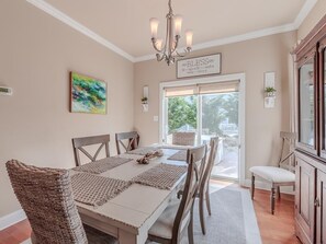 Dining - Steps to the Beach. 4 Bedrooms. Occupancy 10 (Town Bank)