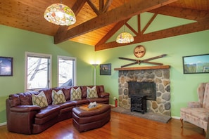 Living area - Creekside Colorado Retreat - Family Friendly (Cascade-Chipita Park)