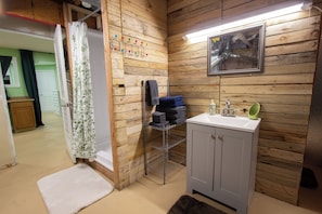 Shower, hair dryer, bidet, towels - Creekside Colorado Retreat - Family Friendly (Cascade-Chipita Park)