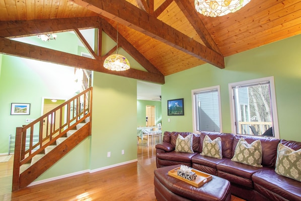 Interior - Creekside Colorado Retreat - Family Friendly (Cascade-Chipita Park)