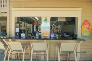 Outdoor dining - Island Links - 3BR/2BA - Great Pool Complex! (Hilton Head Island)