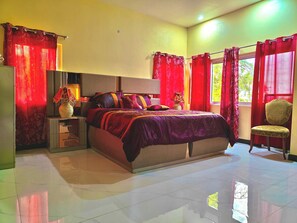 3 bedrooms, iron/ironing board, free WiFi, bed sheets - Getaway in Runaway Bay! (Runaway Bay)