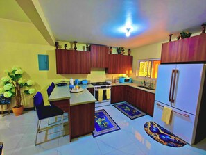 Private kitchen - Getaway in Runaway Bay! (Runaway Bay)