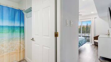 6 bedrooms, iron/ironing board, WiFi, bed sheets