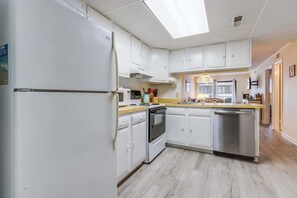 Fridge, microwave, oven, stovetop - 144 East 104 (Ocean City)