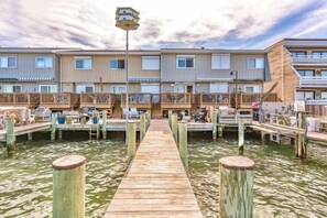Terrace/patio - Bayfront Paradise, Pool, Boat Slip, Townhome (Ocean City)