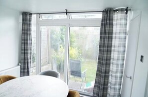 Interior - Abe’s Home (London)