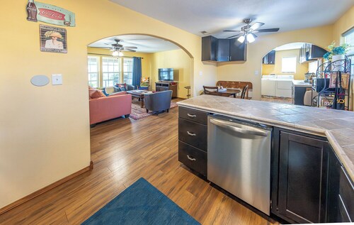 Welcome to La Casita Bella! , Convenient to TTU and Medical District.