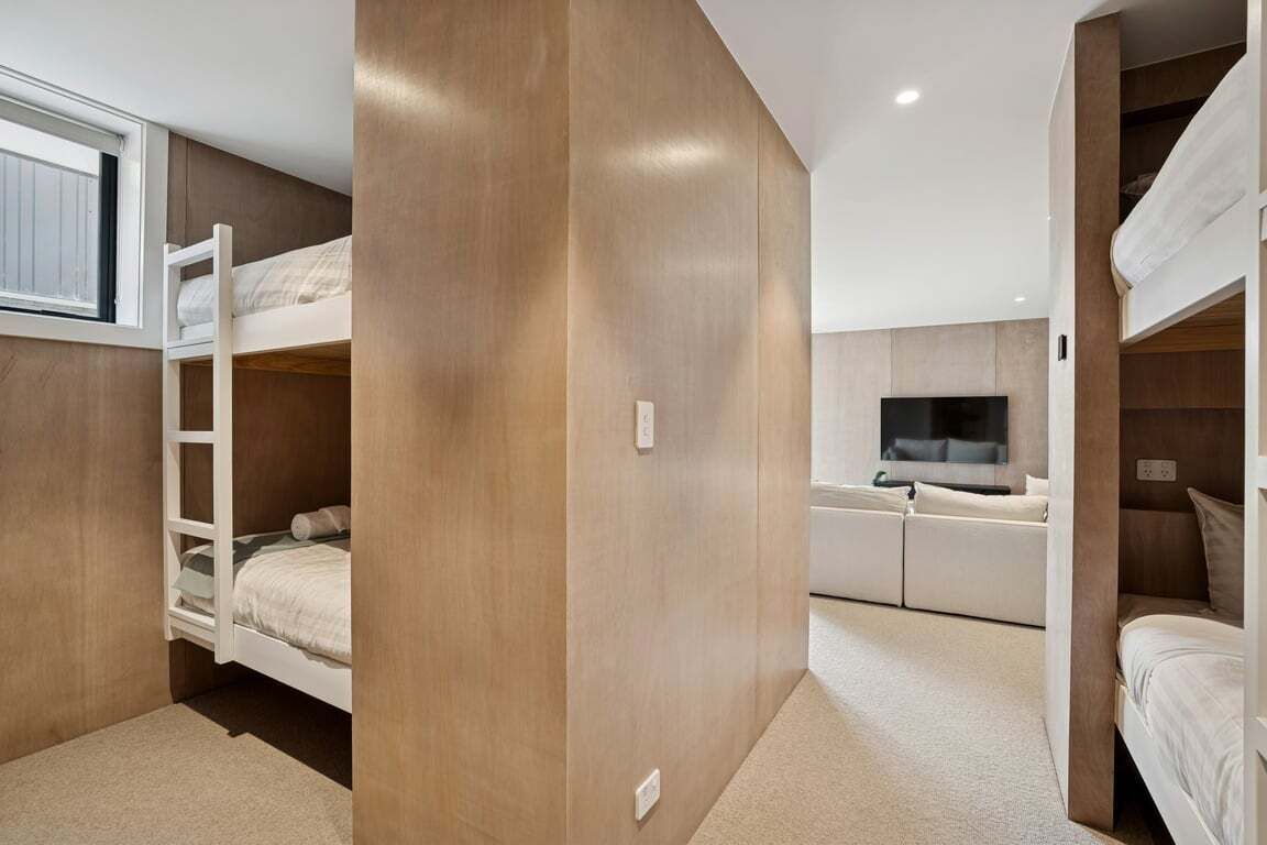 4 bedrooms, iron/ironing board, bed sheets