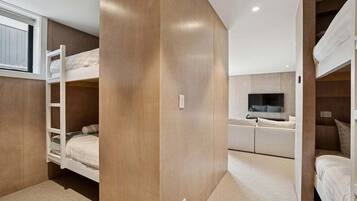 4 bedrooms, iron/ironing board, bed sheets