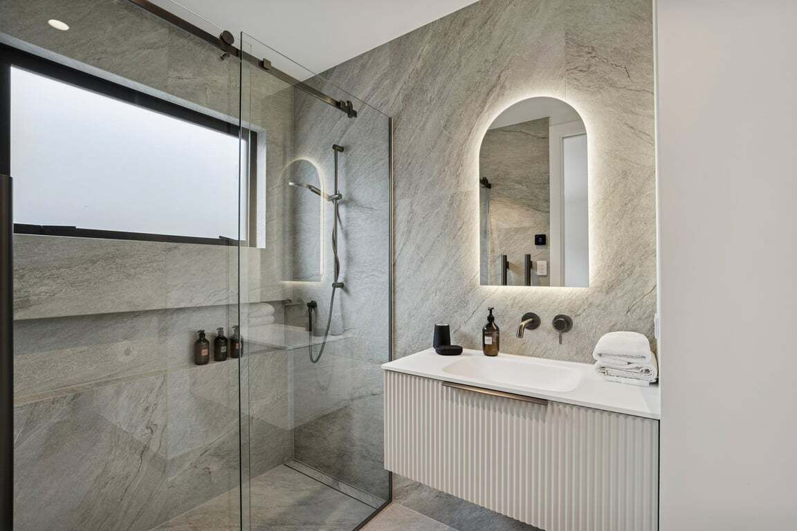 Hair dryer, towels, shampoo, toilet paper