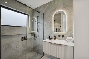 Sèche-cheveux, serviettes fournies, shampoing, papier toilette