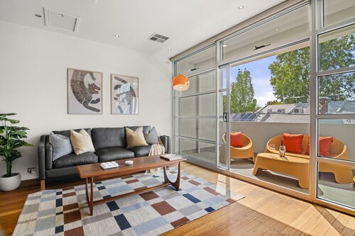 Funky townhouse - rooftop with city views