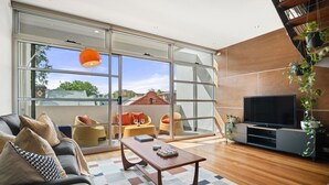 En moderne stue med sofa, sofabord og TV-møbel.