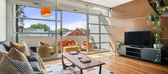 Funky townhouse - rooftop with city views