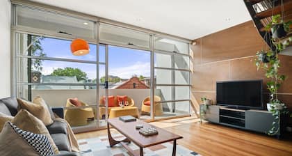 Funky townhouse - rooftop with city views