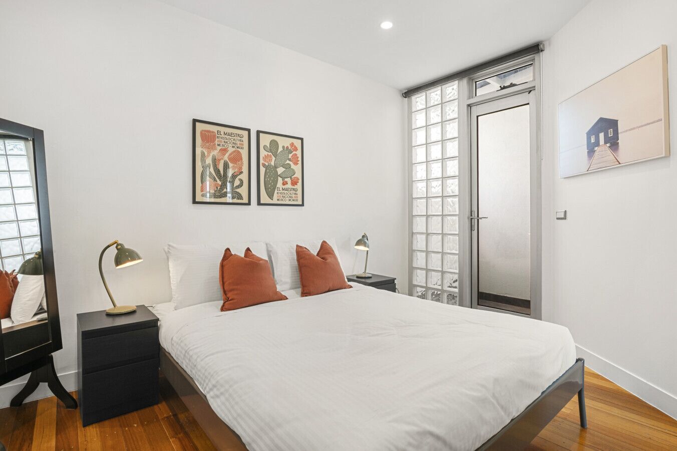 2 bedrooms, desk, iron/ironing board, WiFi