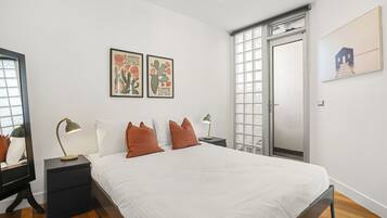 2 bedrooms, desk, iron/ironing board, WiFi