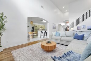 Smart TV, fireplace, video games - Near Disney Parks- Themed 5BR with Pool & Spa (Davenport)