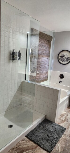 Hair dryer, towels, soap, shampoo - 4-bedroom house with a heated pool and spa in north Phoenix (Phoenix)