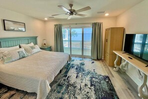 2 bedrooms, iron/ironing board, WiFi, bed sheets - Tranquil Oasis: 2 kayaks, Gorgeous Views & More! (Pensacola)