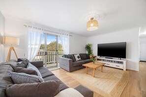 Living area - Alma Beach Haven - Family home (North Haven)