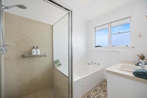 Shower, towels, shampoo, toilet paper - Alma Beach Haven - Family home (North Haven)