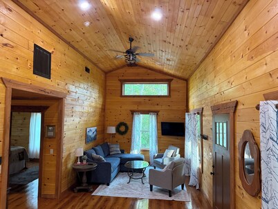NEW-Gorgeous Custom Built Cabin - Near Fall Creek Falls - 3 BR - 2BA - Sleeps 8