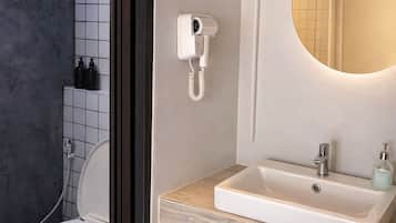 Regadera, amenidades de baño gratuitas, secadora de cabello, toallas