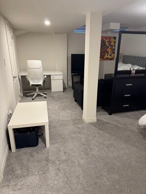 1 bedroom, iron/ironing board, WiFi, bed sheets - Basement with own washroom and parking (Oshawa)