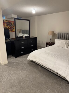 1 bedroom, iron/ironing board, WiFi, bed sheets - Basement with own washroom and parking (Oshawa)