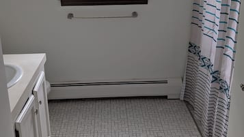 Dusj, hårføner, håndklær og såpe